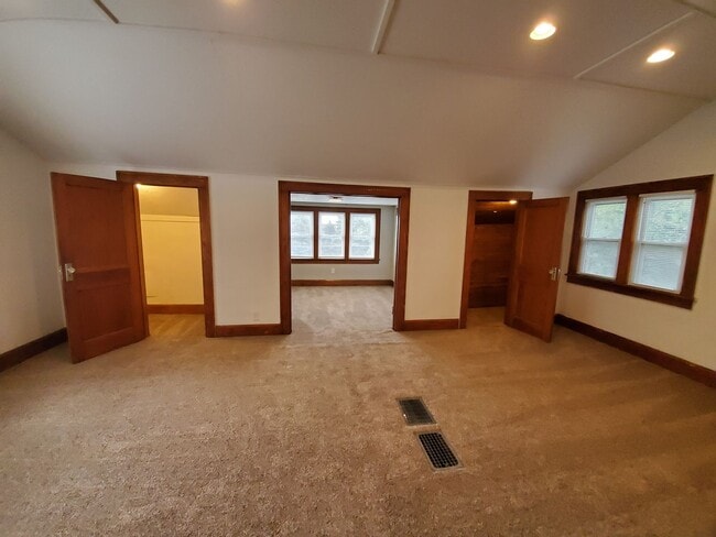 Building Photo - Large 3 Bedroom Home near Iowa State Fairgrounds!