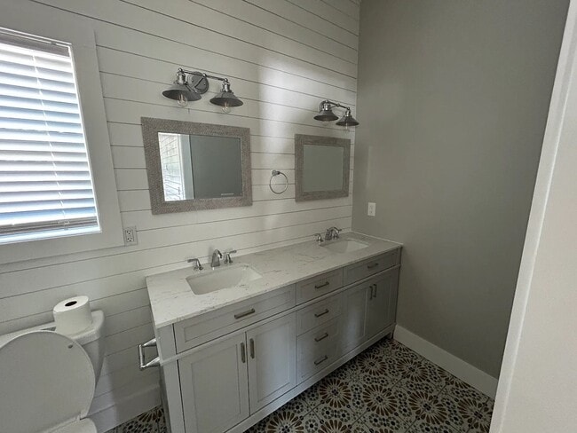 Building Photo - 1925 Lakeshore Dr