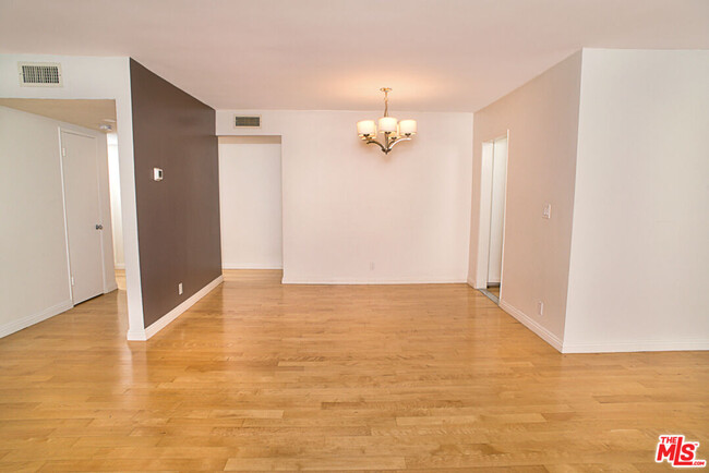 Building Photo - 416 N Oakhurst Dr