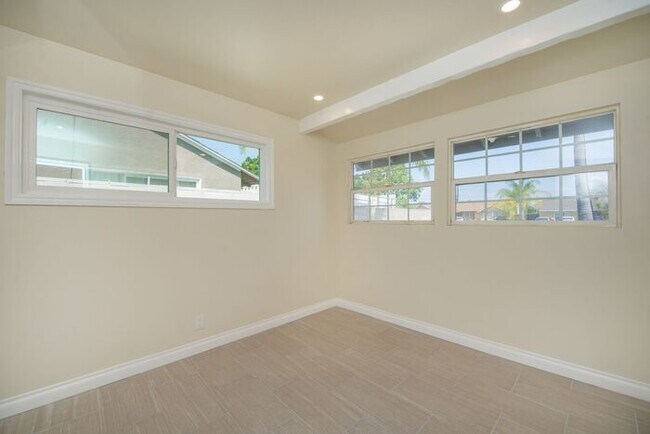 Building Photo - Completely Remodeld W/ Swimming Pool!