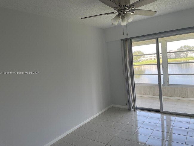 Building Photo - 164 Fanshaw D