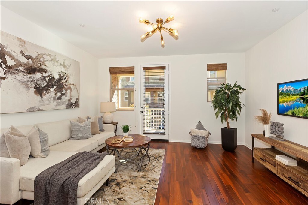 Living area - 335 S Glendora Ave