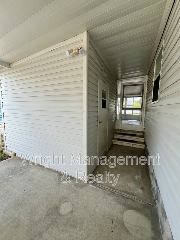 Building Photo - 10614 Hayden Ave