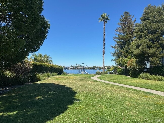 Building Photo - 138 Del Oro Lagoon