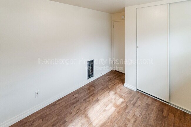 Building Photo - 728 W Maxwell Ave