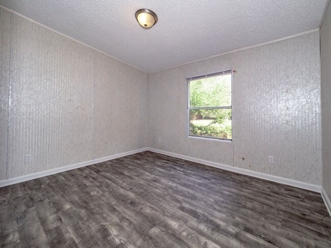 Building Photo - Explore our recently upgraded 3 bedroom 2 bath home