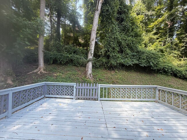 Building Photo - 3 Bedroom Single Family Home