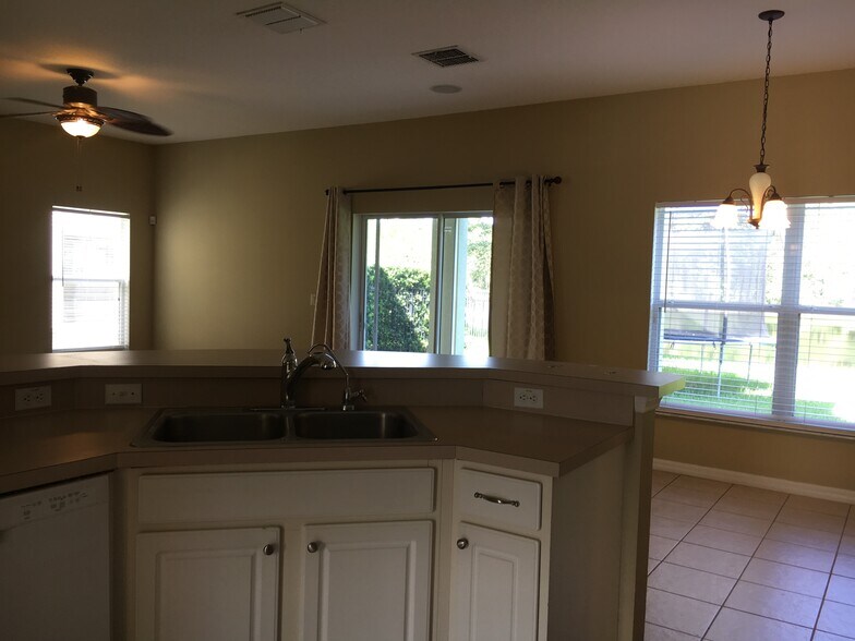 Building Photo - 9805 Portofino Dr