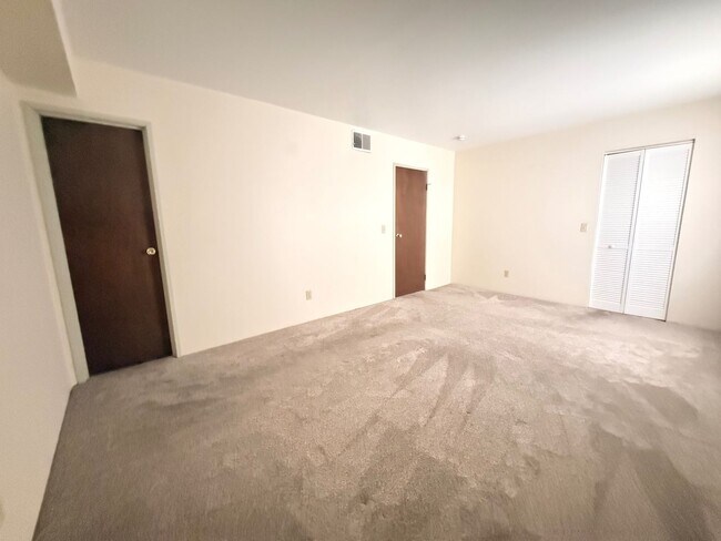 Building Photo - 2BR/2BA | Newly Renovated Condo| Nice views of grassy area | Community Pool!