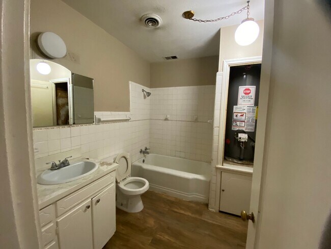 Building Photo - Spacious, remodeled 4 Bed, 2 Bath Home in ...