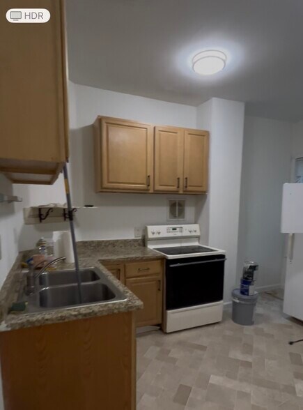 Building Photo - 23 Bonheim St