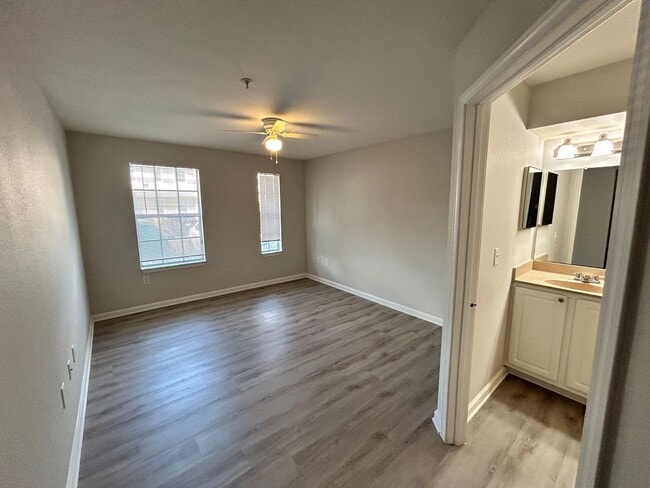 Building Photo - Lovely 2/2 Ground Floor Condo For Rent in ...