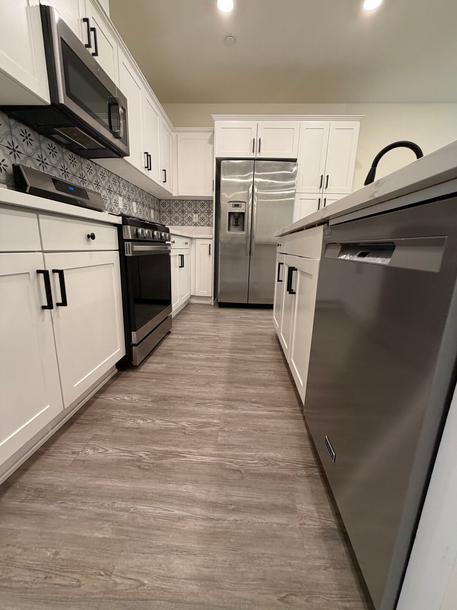 Building Photo - 30383 Town Square Dr