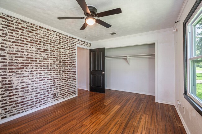 Building Photo - 1219 Park Ln