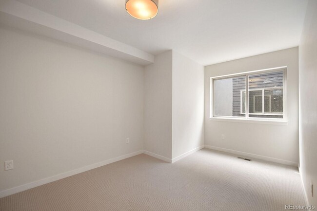 Building Photo - You’ll fall in LOVE with the VIEW! Convenient Location!