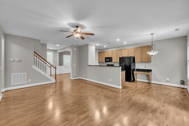 Building Photo - 3 Bedroom Home in Austin Creek! 2 Car Gara...