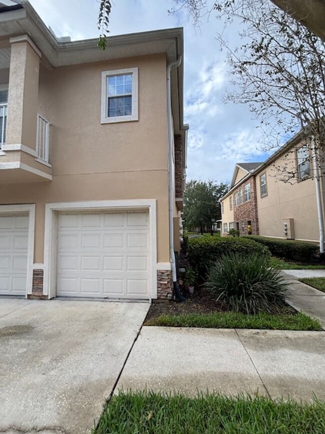 Building Photo - 3 Bed 2.5 Bath Pet Friendly End Unit Townhome in Gate Community with 2 Car Garage!