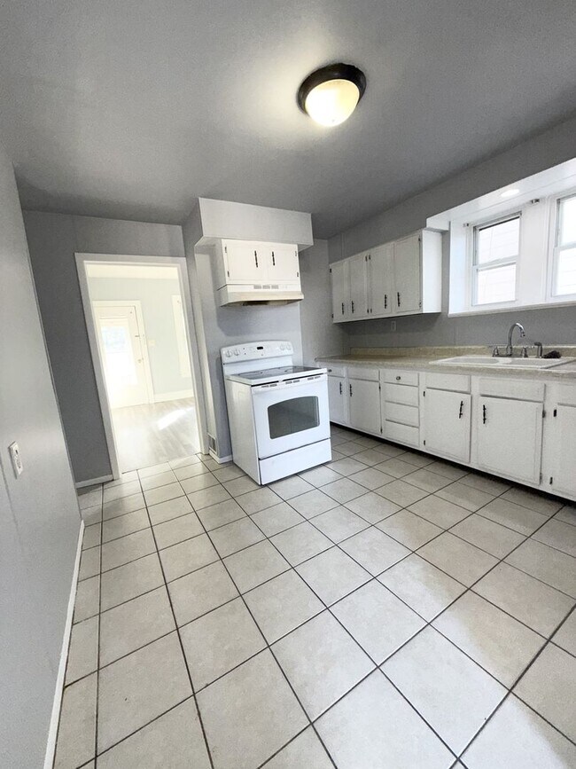 Building Photo - 1231 1/2-1409 1/2 18th Ave