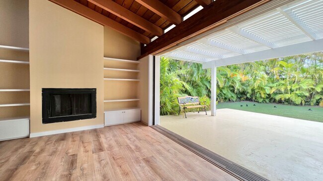 Building Photo - RARELY AVAILABLE 3 BEDROOM NEAR BEACH