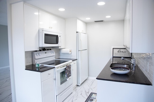 Building Photo - 3085 Cornwall E