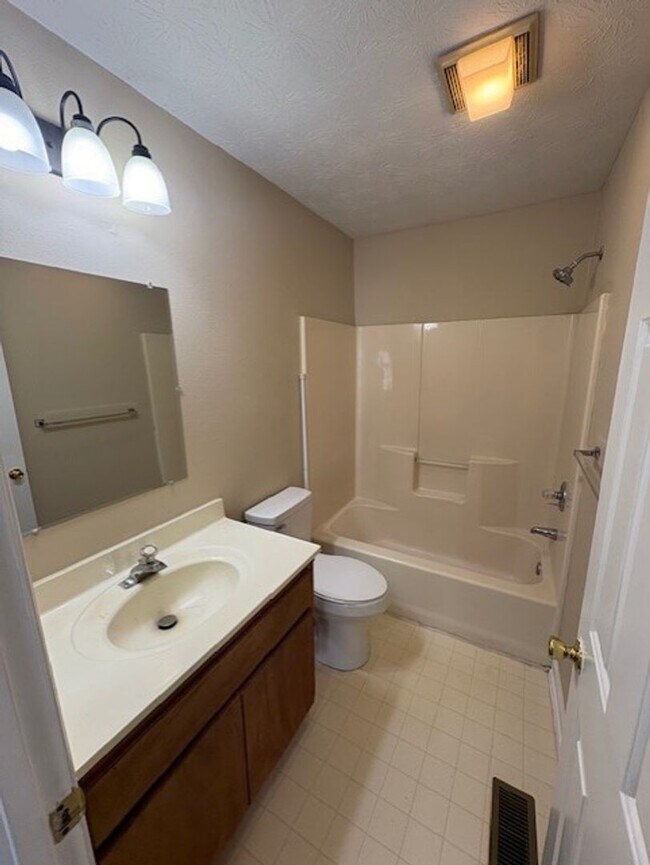 Building Photo - 2 Bedroom / 1.5 Bathroom Townhouse in Abingdon, VA