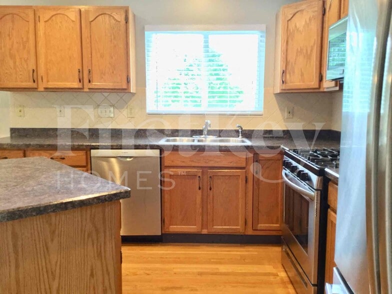 Building Photo - 8560 Elmcreek Ct