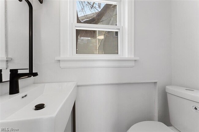 Building Photo - 3406 Henderson Rd