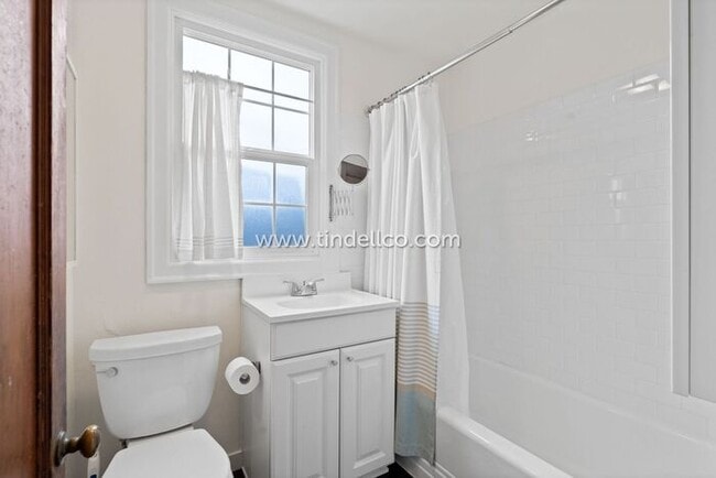 Building Photo - Updated 3 bedroom, 3 Level Home near New S...