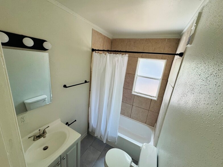 Building Photo - 1983 Lambert St