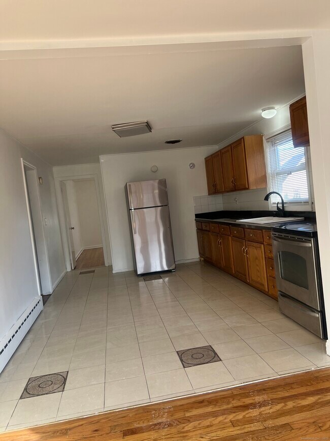 Building Photo - 565 Hart St