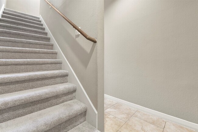 Building Photo - 241 N Lenox St