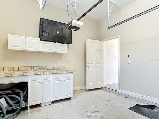 Building Photo - 168 Fairway Rd