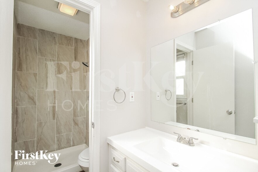 Building Photo - 1715 Regency Dr