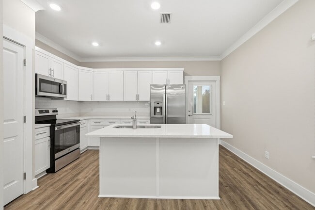 Building Photo - 3 Bedroom End Unit with a Lake View!!