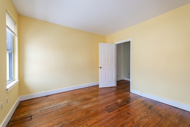 Building Photo - 3 Bedroom with Fenced in rear yard