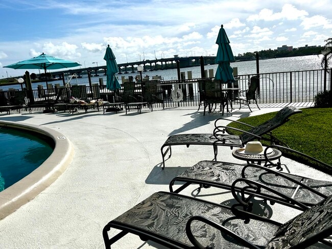 Building Photo - 2840 S Ocean Blvd