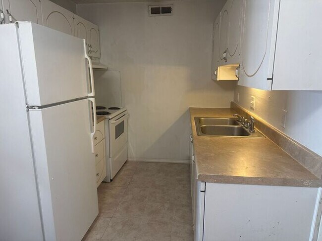 Building Photo - St. Charles Condo, Large Living Room, Private Pool, Storage, Balcony