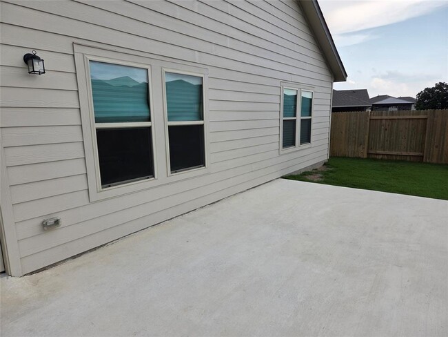 Building Photo - 208 Comet Pointe Dr