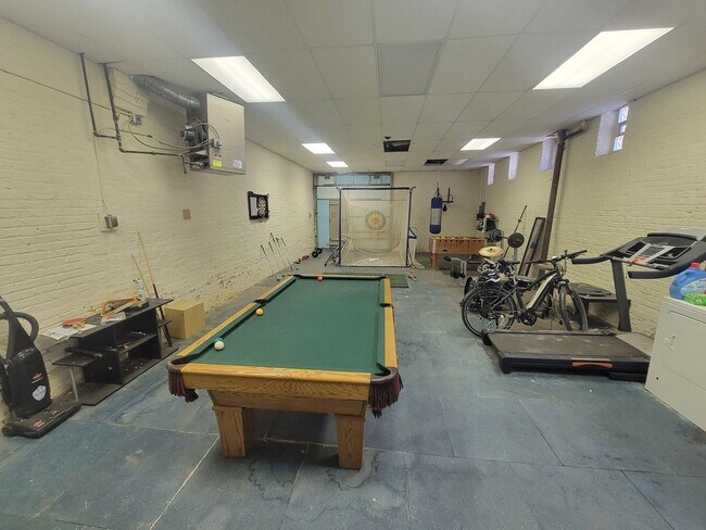 Building Photo - 856 N May St
