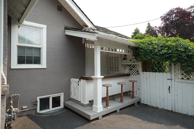 Building Photo - 2721 W Cassia St