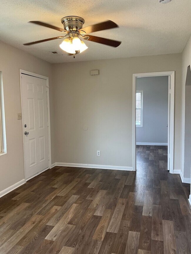 Building Photo - 1043 Mountain Crest Dr