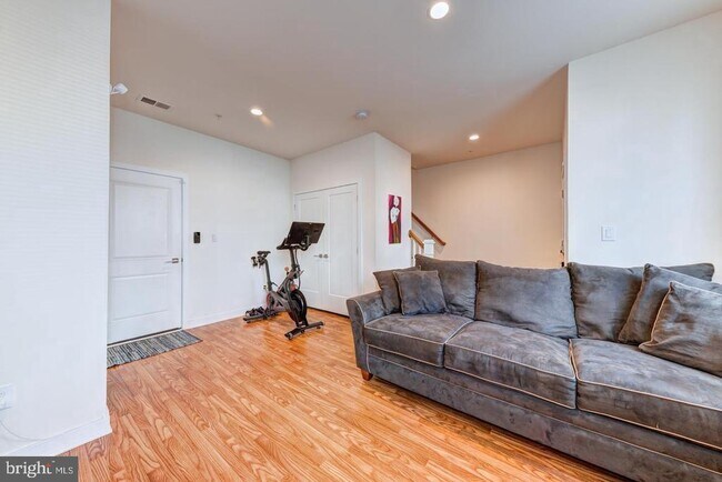 Building Photo - 10 Manchester Dr