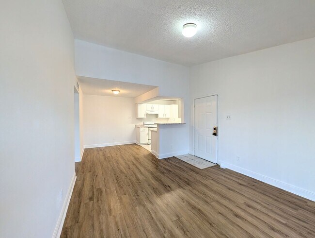Building Photo - Bright 1BR/1BA Condo – Convenient Kendall Location