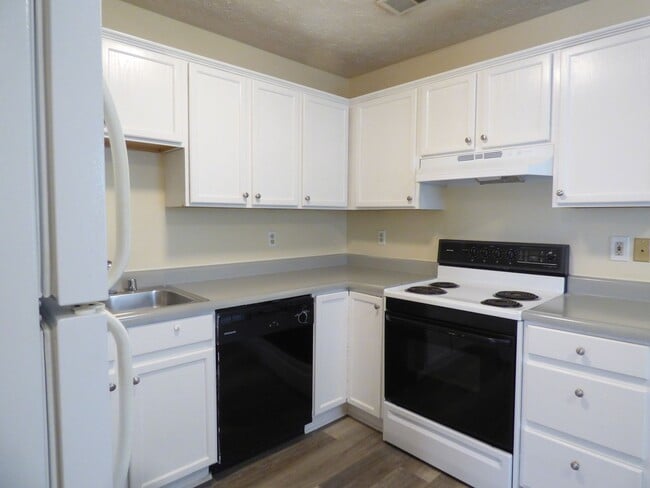 Building Photo - Beautiful Townhouse! All Electric, Washer/...