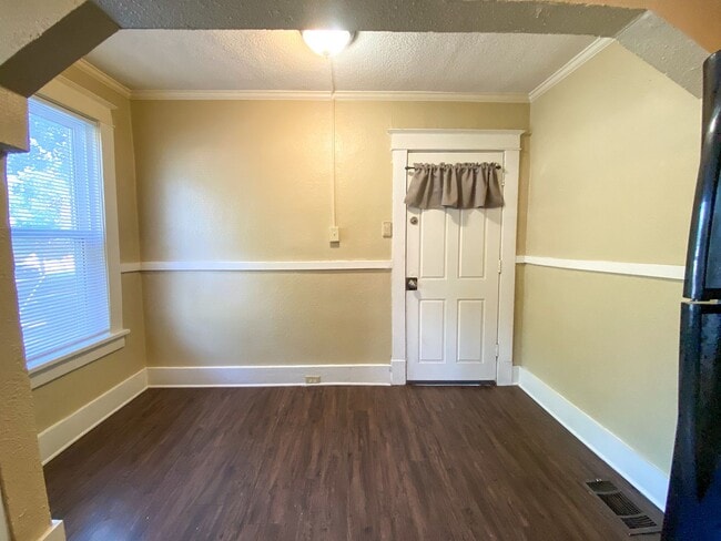 Building Photo - 2 bedroom, 1 bath near Jackson and Maury /...