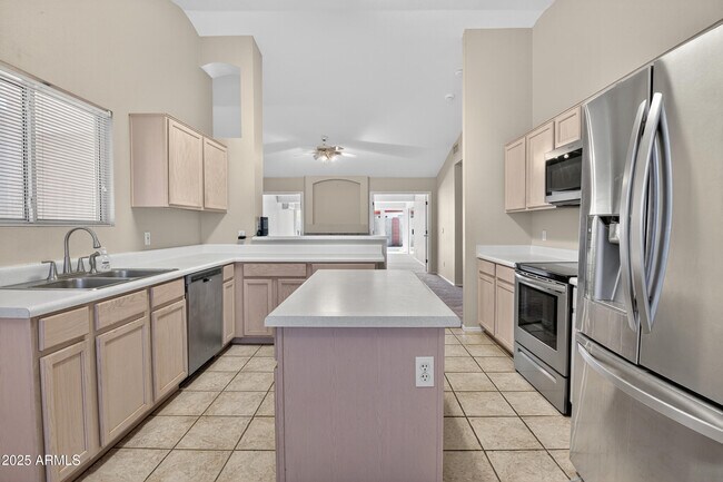 Building Photo - 1719 E Sandalwood Rd