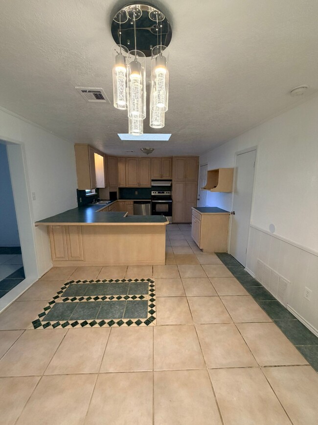 Building Photo - 1323 SE Clover Ln