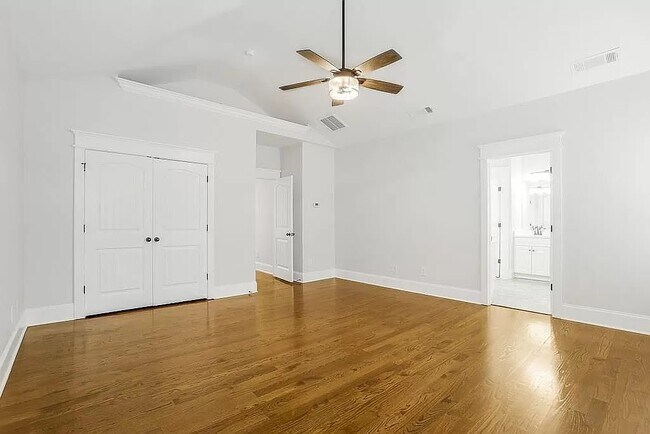 Building Photo - 3226 Cates Ave NE
