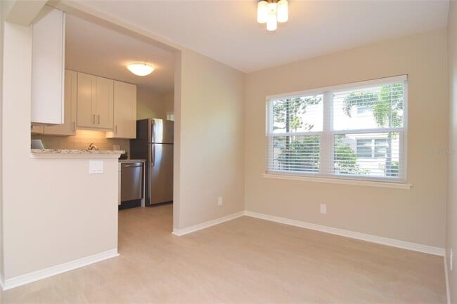 Building Photo - 606 12th Ave NE