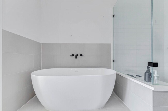 Building Photo - 334 Eastwood St